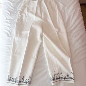 Norton McNaughton White And Blue Floral Embroidered Capri Pants Size Large